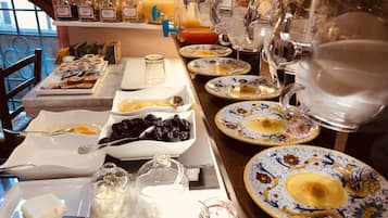 Colazione a buffet, servita tutte le mattine (6 EUR a persona) 