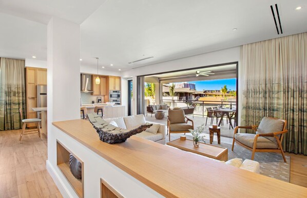 Televisión, chimenea y estéreo 