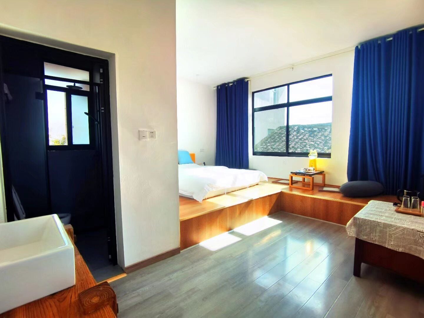 Comfort Room | Premium bedding, down duvets, individually decorated, desk