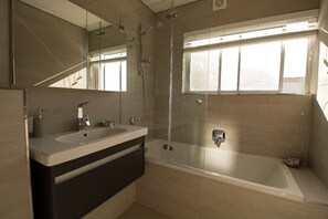 Separate bathtub and shower, hair dryer, towels, soap - Villa Marina (Cape Town)