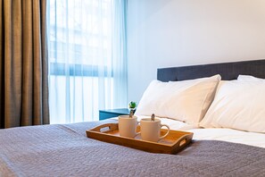 Apartamento Confort, 1 cama de matrimonio con sofá cama | Decoración individual, mobiliario individual, escritorio