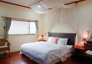 Escritorio, wifi gratis y ropa de cama