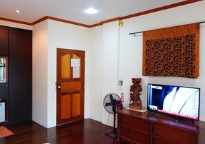 Escritorio, wifi gratis y ropa de cama