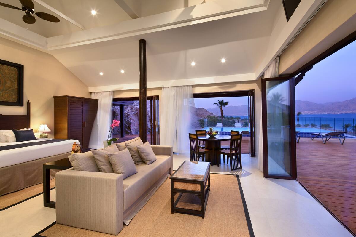 Minibar con artículos gratuitos y caja de seguridad en la habitación