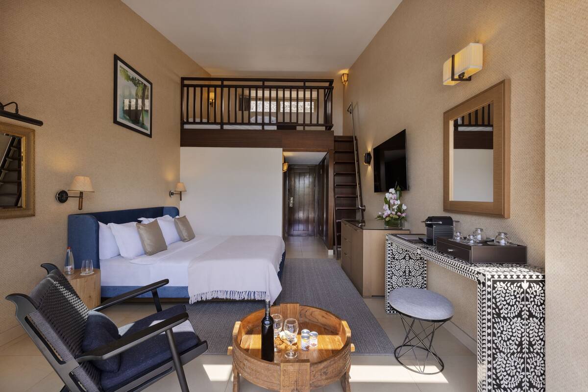 Minibar con artículos gratuitos y caja de seguridad en la habitación