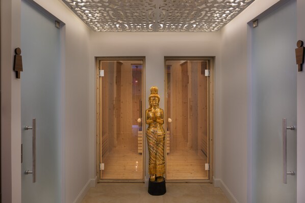 A hallway with a golden statue, wooden doors, and a decorative ceiling. - Herbert Samuel Royal Shangri-La Eilat - All Inclusive Extra (Eilat)