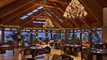 Petit déjeuner et dîner servis sur place