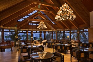 Breakfast and dinner served