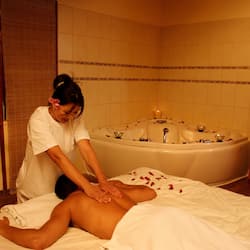 Tratamientos corporales, masajes con piedras calientes y masajes suecos