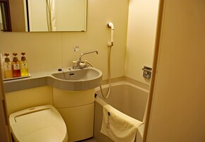 Combined shower/bathtub, free toiletries, hair dryer, slippers