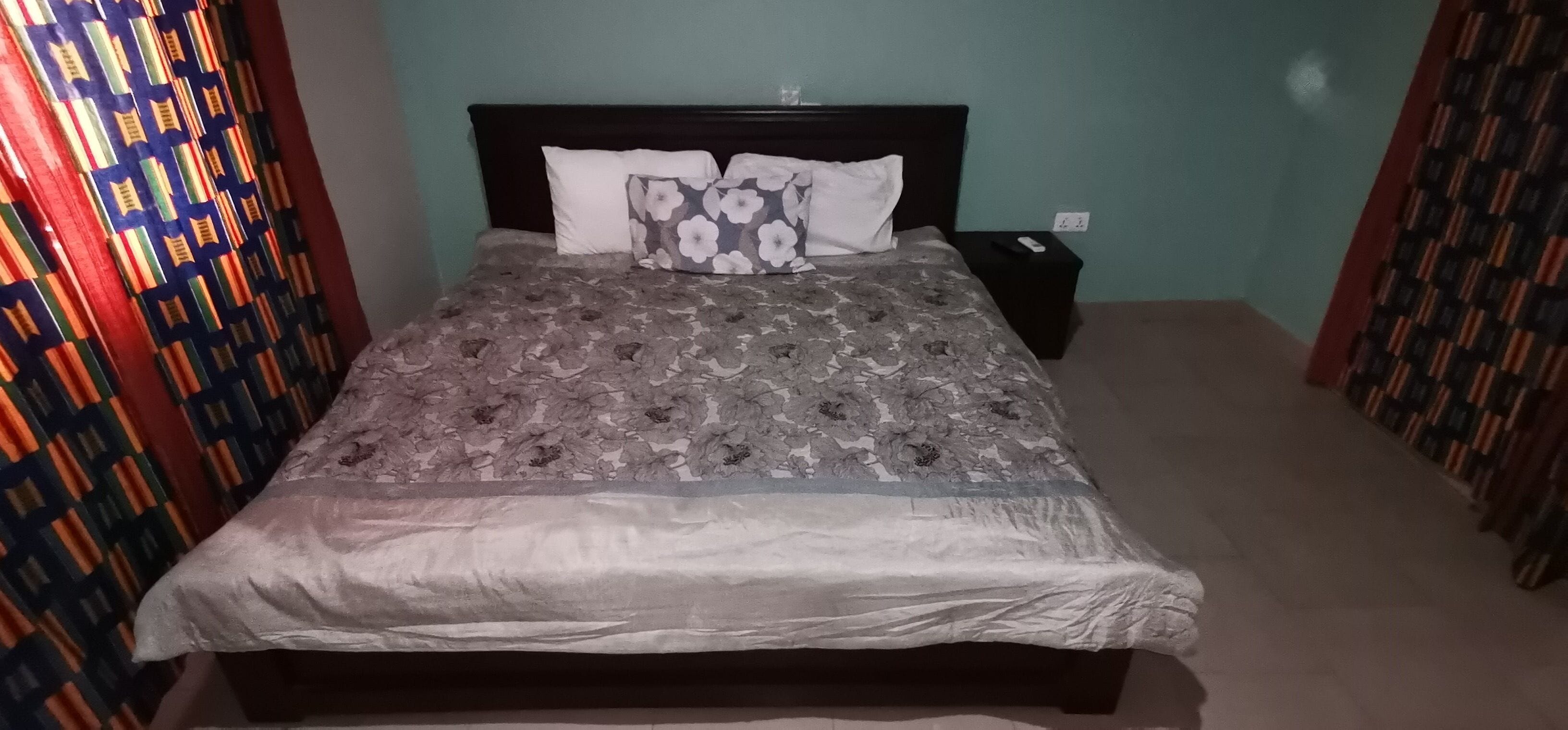 Een strijkplank/strijkijzer, wifi (toeslag), beddengoed