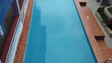 6 kolam renang outdoor