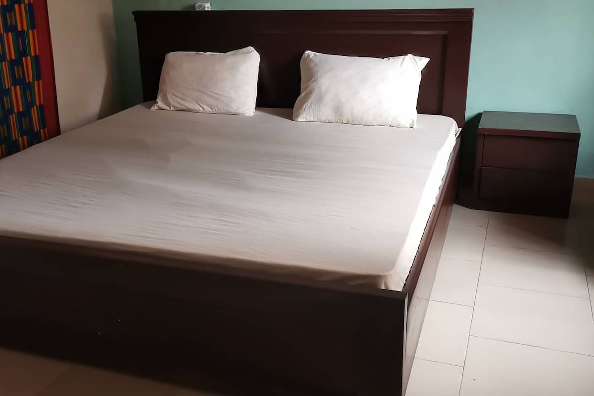 Executive Room | Iron/ironing board, WiFi, bed sheets