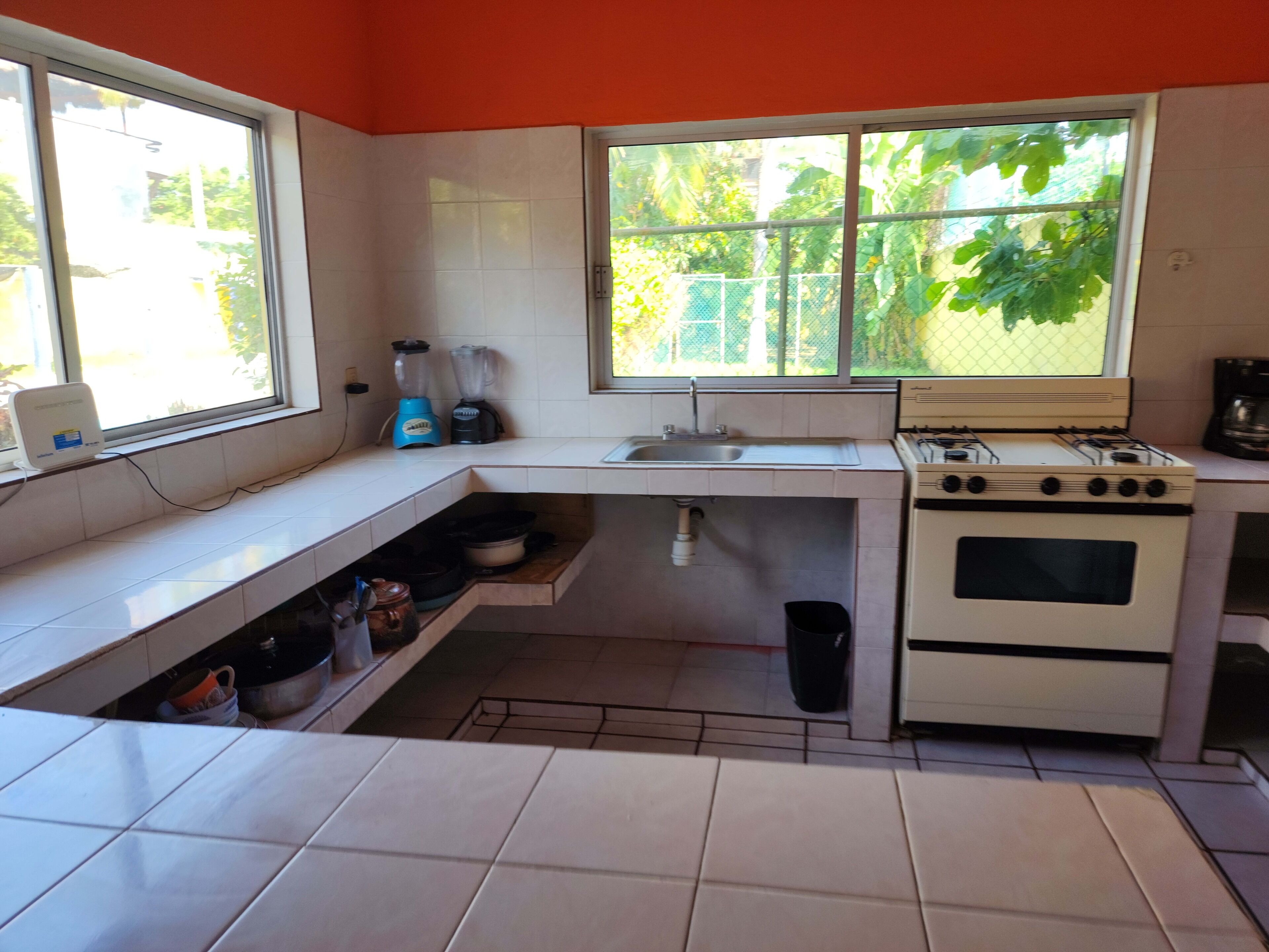 MELAQUE&#x27;S BEACH HOUSE