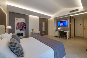 Junior Suite, Partial Sea View (303) | Premium bedding, down duvets, desk, soundproofing - Vittorio Emanuele Boutique Hotel (Sciacca)