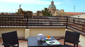 Suite Junior, vue partielle sur la mer (303) | Terrasse/Patio