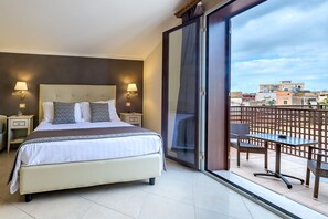 Chambre Double Supérieure, terrasse, vue partielle sur la mer (302)