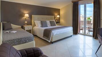 Chambre Double Supérieure, terrasse, vue partielle sur la mer (302) | 1 chambre, literie de qualité supérieure, couette en duvet d'oie, bureau