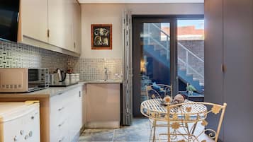 Luxury-Apartment | Eigene Kochnische | Kühlschrank, Mikrowelle, Herdplatte, Wasserkocher mit Kaffee-/Teezubehör