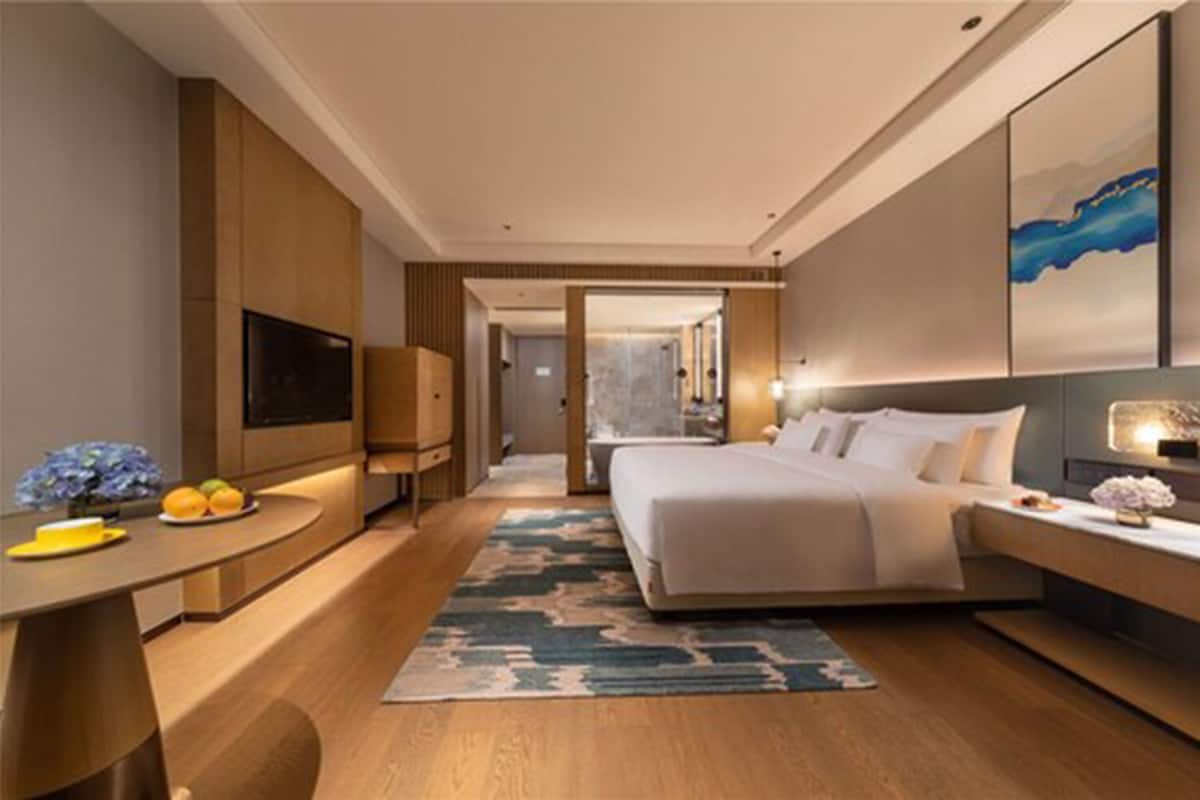 Superior Double Room | Bar mini, peti besi dalam bilik, meja, langsir/tirai gelap terus