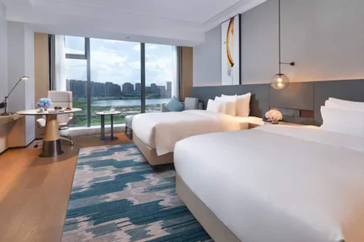 Superior Twin Room | Bar mini, peti besi dalam bilik, meja, langsir/tirai gelap terus