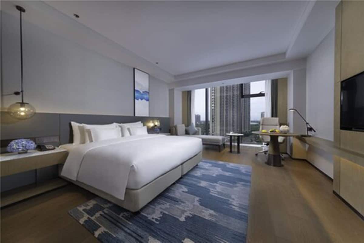 Deluxe Double Room | Bar mini, peti besi dalam bilik, meja, langsir/tirai gelap terus