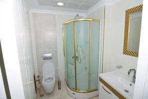 Regadera, regadera con hidromasaje, secadora de cabello, batas 