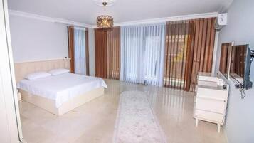 Business Villa, 4 Bedrooms | 4 bedrooms, premium bedding, down comforters, desk