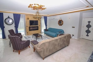 120-cm LCD TV with satellite channels, TV, fireplace