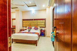 Desk, free WiFi, bed sheets - FabHotel Eleven Heights (Bhopal)