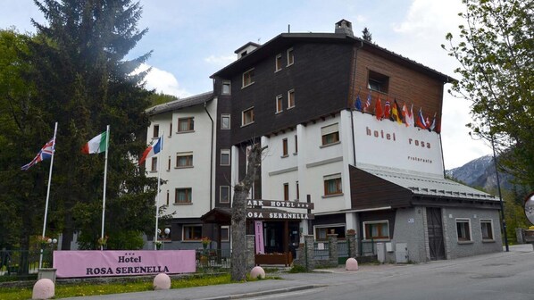 Un hotel de varios pisos con un letrero que dice "Hotel Rosa Serenella".