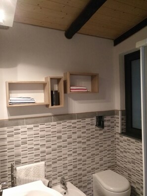 مجففات شعر، مناشف، شامبو، ورق حمّام