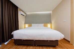 Quarto casal superior | Escrivaninha, cortinas blackout, quartos à prova de som