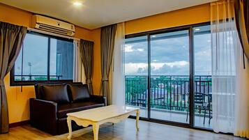 Familienzimmer | Wohnbereich | 40-Zoll-Smart-TV mit Kabelempfang, Fernseher