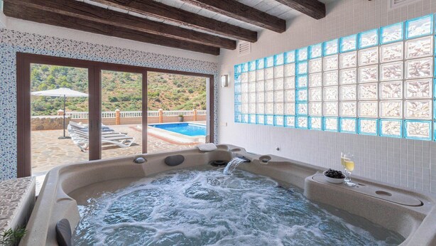Ein Whirlpool mit Blick auf Pool und Außenbereich.