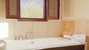 Badewanne, Haartrockner, Handtücher