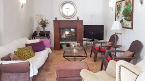 Fernseher, Kamin, DVD-Player