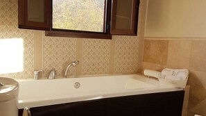 Een bad, een haardroger, handdoeken