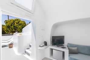Superior Double with outdoor mini plunge pool | In-room safe, desk, blackout drapes, free WiFi - Eva's House (Santorini)