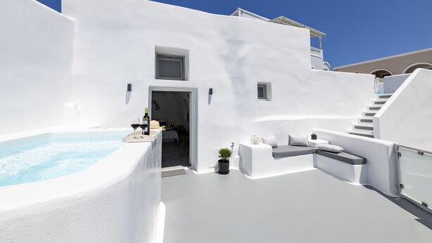 Ein helles Gebäude mit Pool, Außenbereich und einer Treppe.