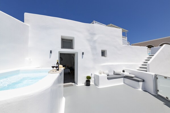 Superior Double with outdoor mini plunge pool | In-room safe, desk, blackout drapes, free WiFi - Eva's House (Santorini)