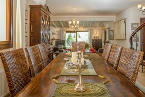 Flatskjerm-TV og peis