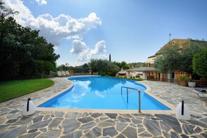Piscina stagionale all'aperto, lettini
