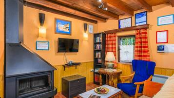 Televisie, een open haard en een dvd-speler