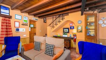 Een televisie, een open haard en een dvd-speler