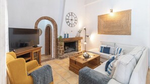 Een televisie, een open haard, een dvd-speler en een stereo