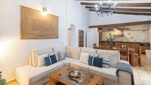 Een televisie, een open haard, een dvd-speler en een stereo