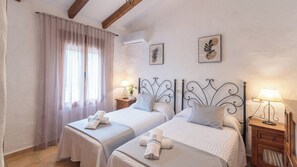 4 quartos, ferros/tábuas de passar roupa, berço de viagem, Wi-Fi