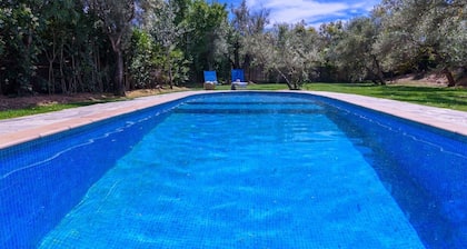 Mökki tilavalla yksityisellä puutarhalla 4 henkilölle Órgivassa