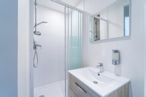 Douche, séchoir à cheveux, serviettes fournies, shampooing